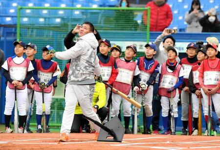 　子どもたちの前で打撃の手本を見せる福留