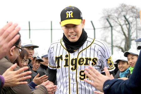 　地元の埼玉・寄居町で野球教室を開催し、関係者らから盛大な激励を受ける原口