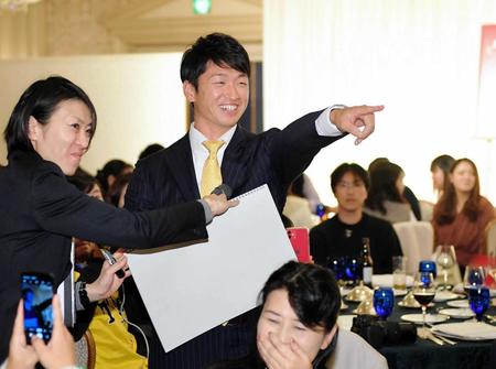 　クイズ対決で大山を指さして笑顔を見せる近本