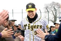 　地元の埼玉・寄居町で野球教室を開催し、関係者らから盛大な激励を受ける原口