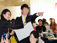 　クイズ対決で大山を指さして笑顔を見せる近本