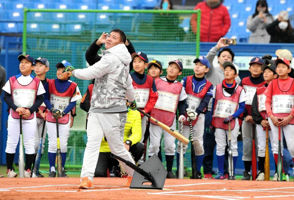 　子どもたちの前で打撃の手本を見せる福留