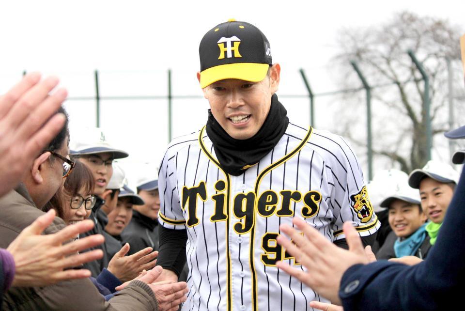 　地元の埼玉・寄居町で野球教室を開催し、関係者らから盛大な激励を受ける原口