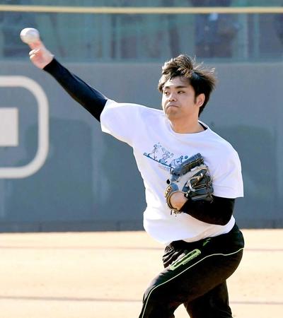 　キャッチボールをする桑原（撮影・高部洋祐）