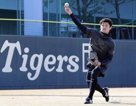 キャッチボールする阪神・中田賢一＝鳴尾浜（撮影・高部洋祐）
