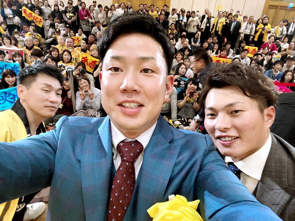 　デイリータイガース激励会で、ファンとの時間を楽しむ糸原“カメラマン”（撮影・糸原健斗）