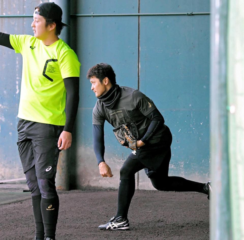 　ブルペンに入って投球する中田。手前は飯田（撮影・高部洋祐）