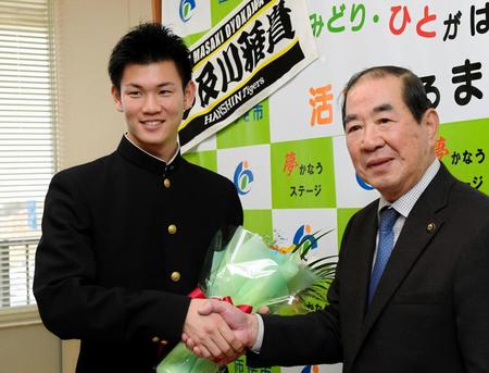 太田市長（右）から花束を受け取り握手を交わす阪神・及川雅貴＝千葉県・匝瑳市役所（撮影・中田匡峻）