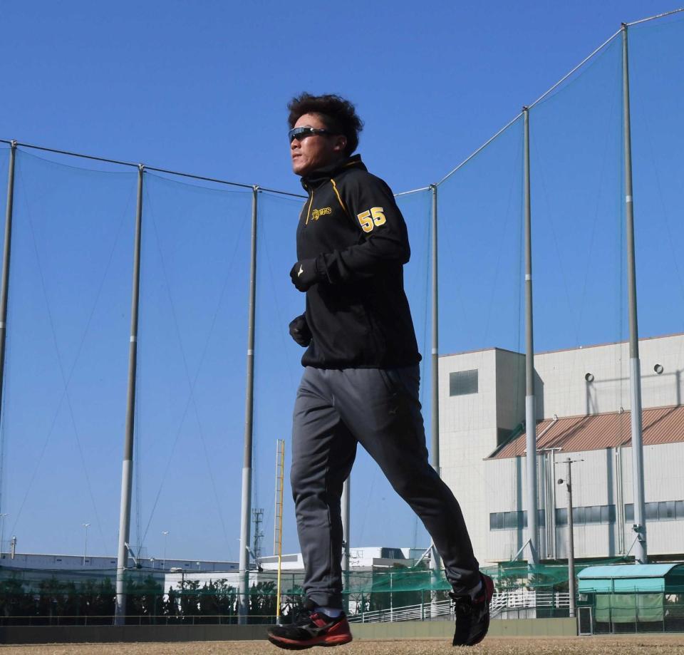 　澄み切った青空の下、ランニングする陽川