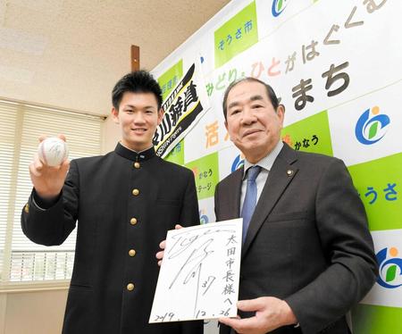 　匝瑳市の太田市長（右）にサイン入り色紙とボールを贈呈した及川（撮影・中田匡峻）