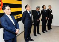 　仕事納めに臨む（左から）谷本球団本部長、揚塩球団社長ら