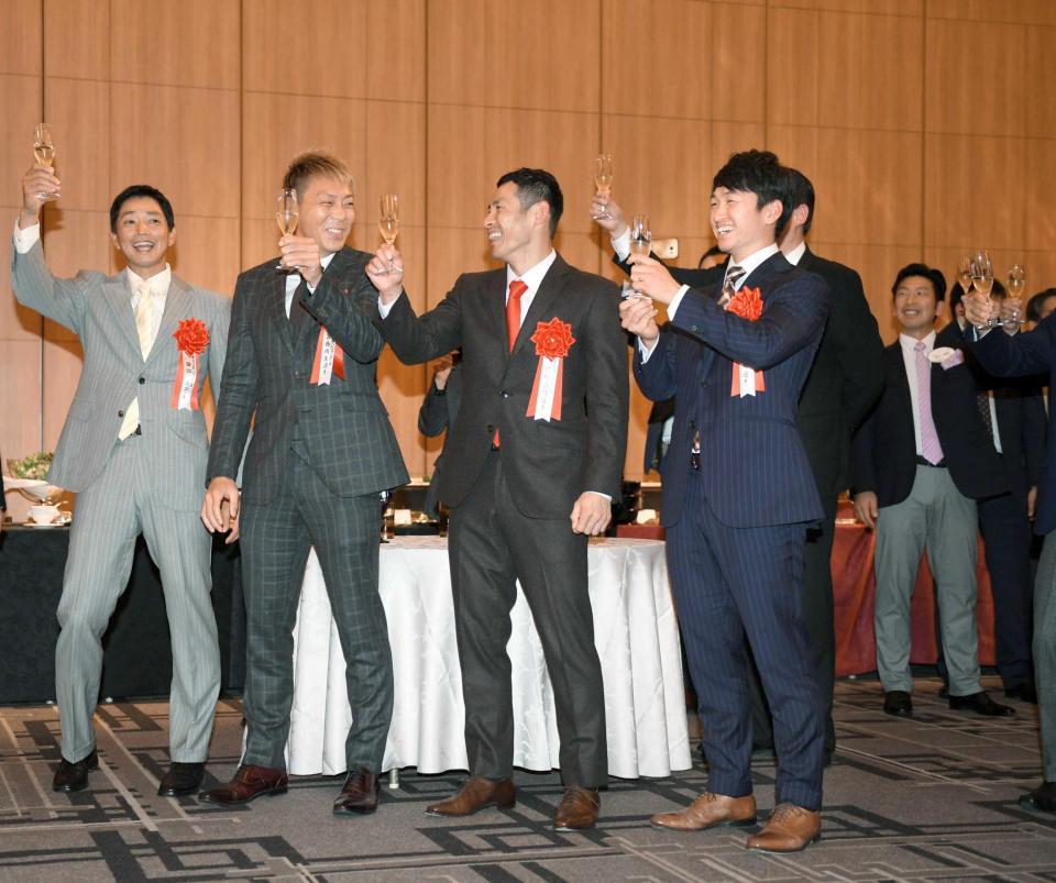 　グラスを手に笑顔を見せる近本（右）と、（左から）田口コーチ、宮西、荻野（撮影・山口登）