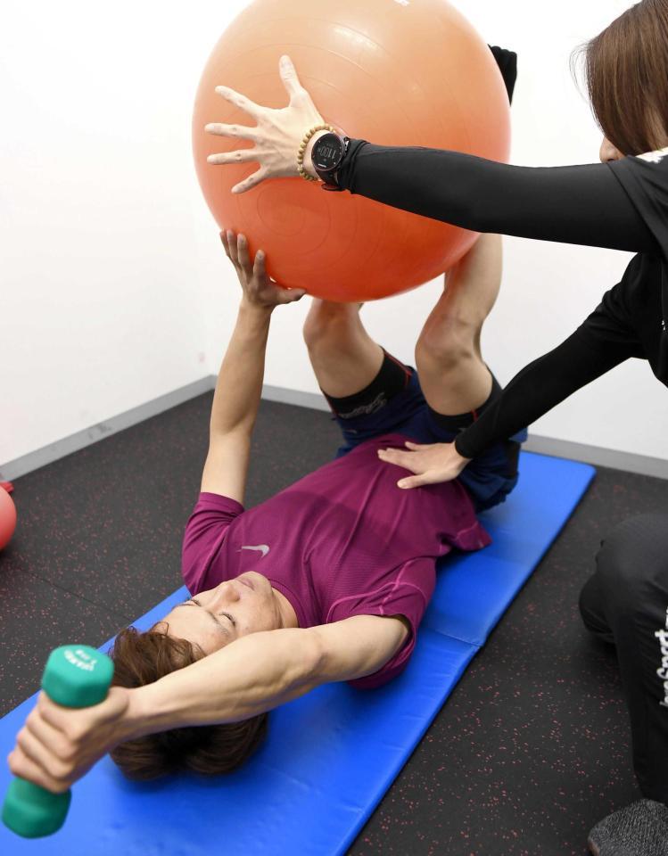 　負荷をかけながら体を動かす上本