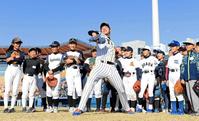 　子どもたちの前でピッチングを披露する高橋遥