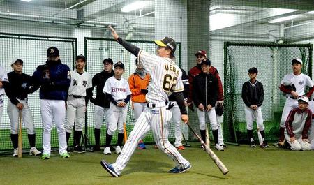 　球児たちのリクエストで左打ちのお手本を見せ、拍手を浴びる植田＝滋賀県大津市