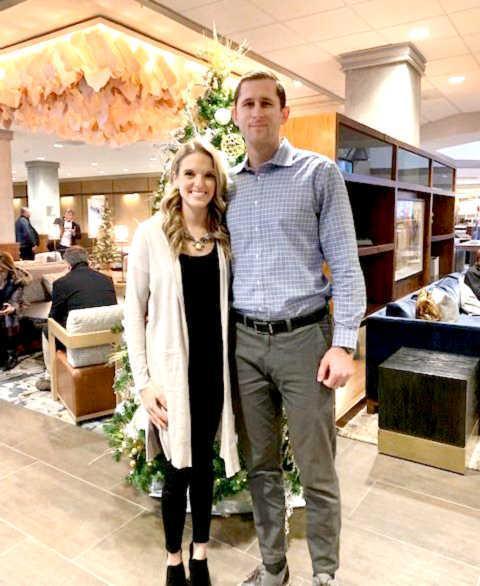 　阪神と契約を結んだガンケルとメガン夫人（球団提供）