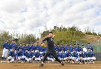 　匝瑳リトルシニアの後輩の前でキャッチボールする及川