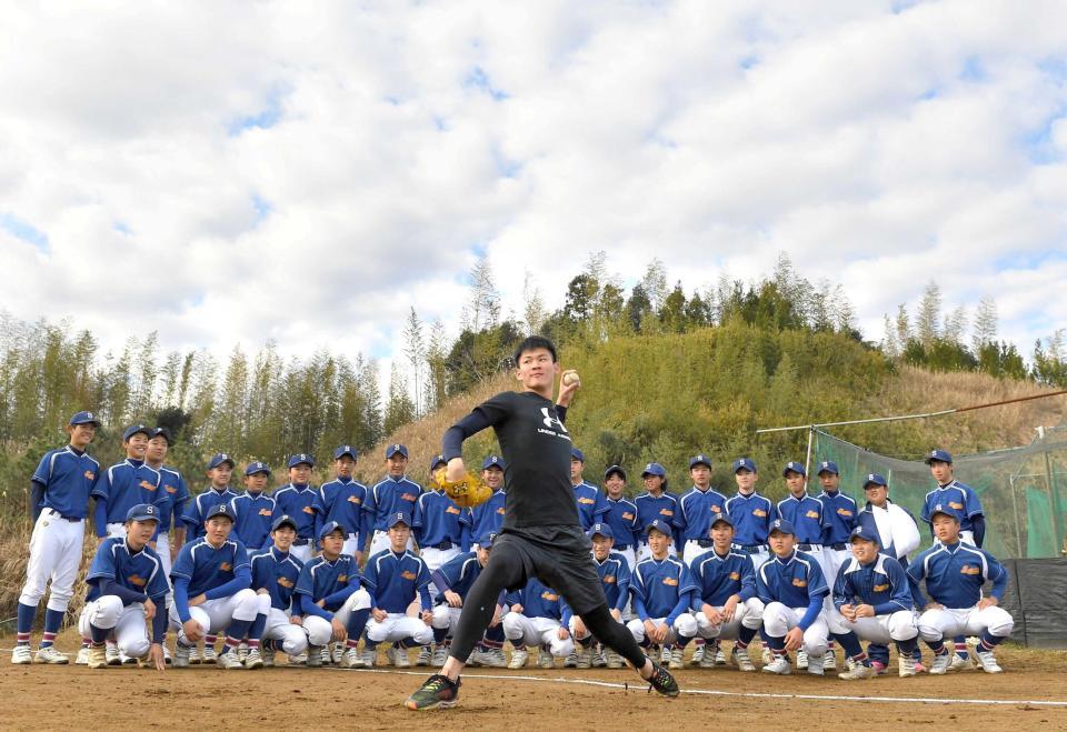 　匝瑳リトルシニアの後輩の前でキャッチボールする及川
