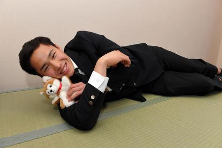 寮に持ち込んだ秋田犬のぬいぐるみ“マサル”を手にリラックスする阪神・遠藤成＝鳴尾浜（撮影・田中太一）