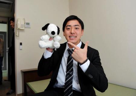 入寮し、スヌーピーのぬいぐるみを持つ阪神・小川一平＝鳴尾浜（撮影・田中太一）