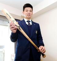 履正社の先輩、ロッテ・安田のバットを手にする井上（撮影・飯室逸平）
