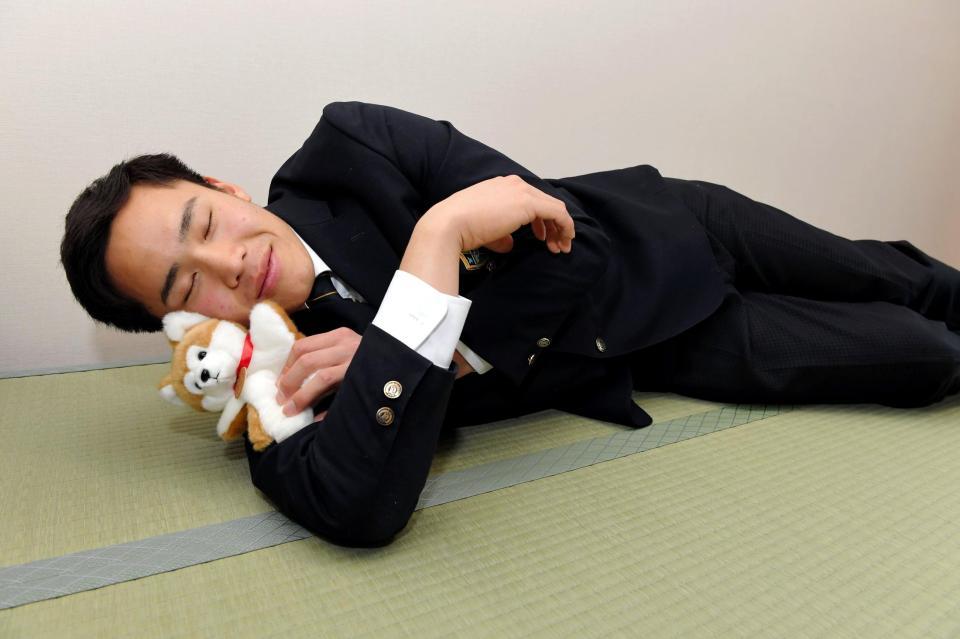 寮に持ち込んだ秋田犬のぬいぐるみ“マサル”を手にリラックスする遠藤（撮影・田中太一）