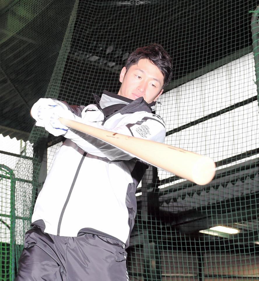 黙々と素振りする阪神・近本光司＝大阪ガス今津総合グラウンド（撮影・飯室逸平）