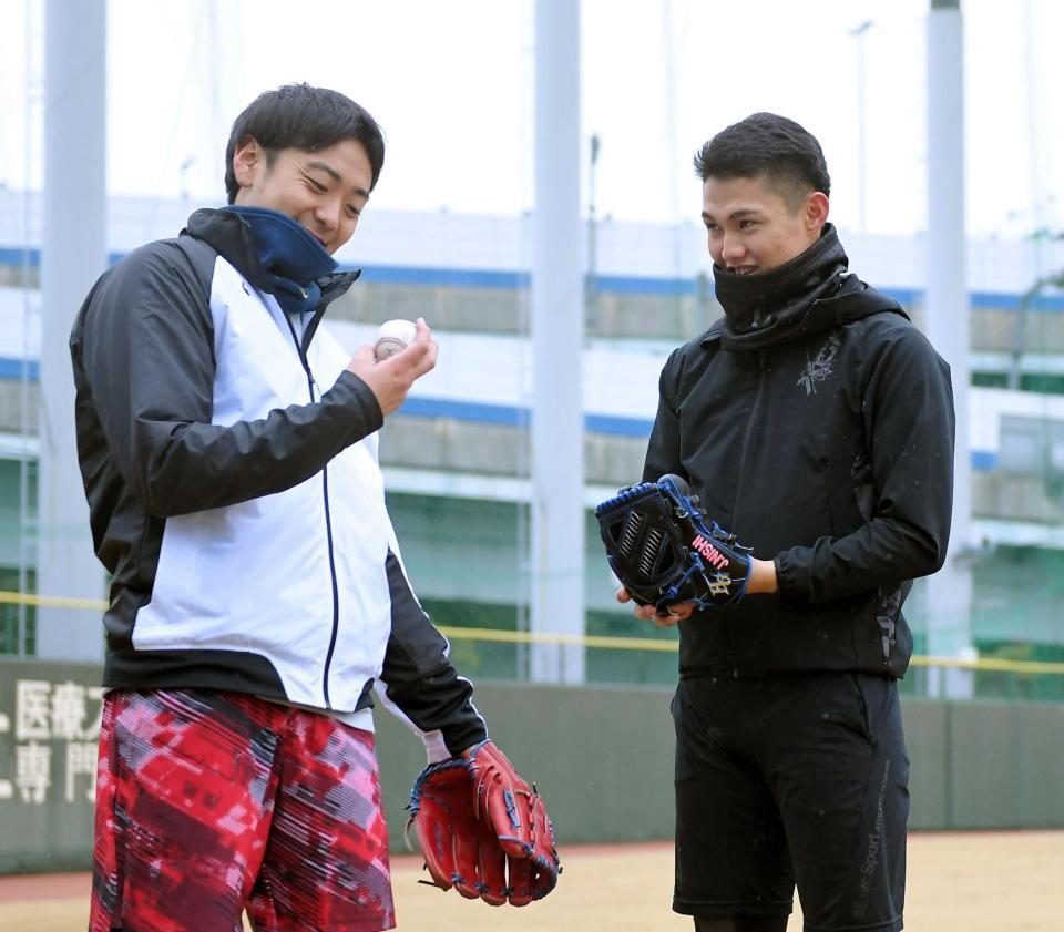 阪神・西純矢（右）のボールを受けた阪神・小川一平＝鳴尾浜（撮影・田中太一）