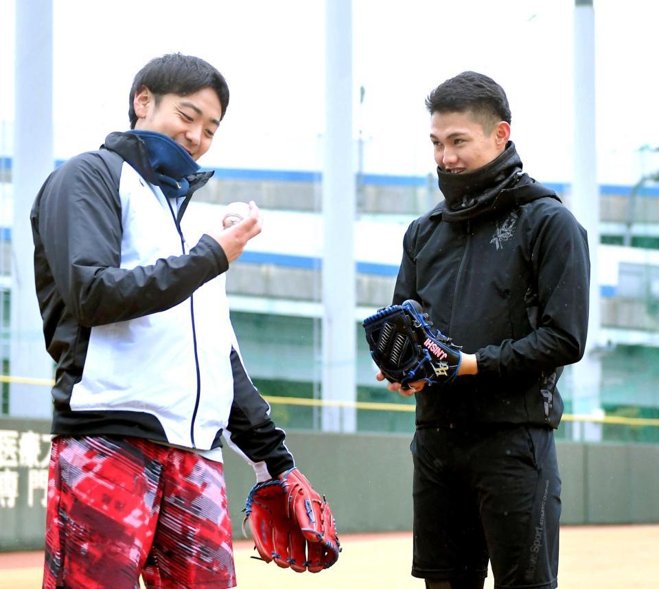 　西純（右）のボールを受け、笑顔を見せる小川（撮影・田中太一）