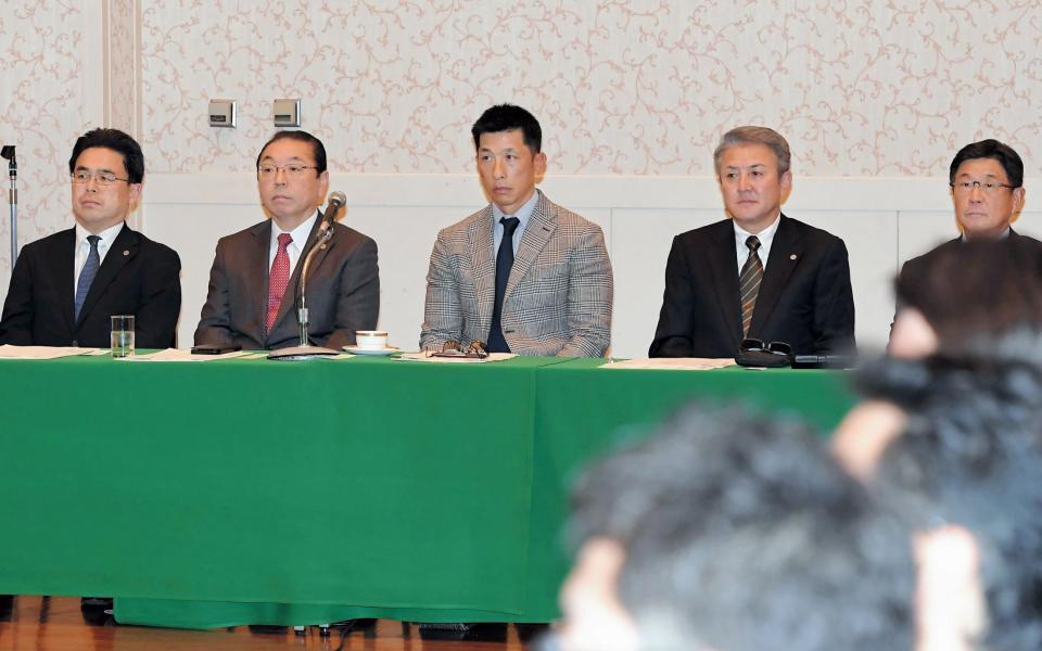合同スタッフ会議の席につく矢野監督（中央）ら（撮影・高部洋祐）