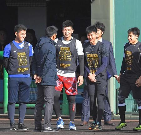 　矢野監督（左から２人目）の話に笑顔を見せる井上（中央）。左は西純、右から遠藤、及川（撮影・高部洋祐）