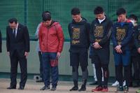 練習前、黙とうをする阪神ナイン