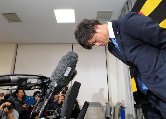 阪神のリリーバーが緊急会見「法的措置も検討」　内出血は「止めるために手首を持った」