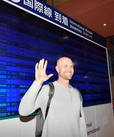 到着し笑顔で手を振る阪神　ジョン・エドワーズ＝関西国際空港（撮影・神子素慎一）