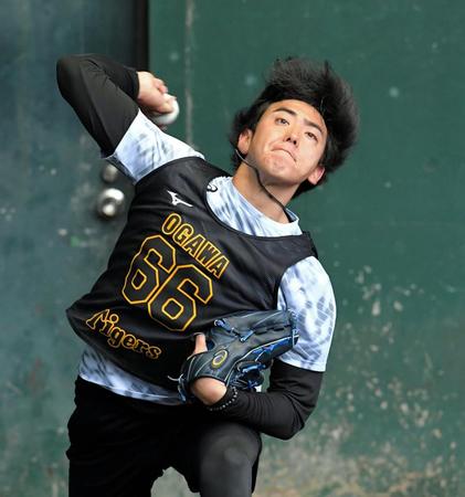 ブルペンで投げ込む小川＝鳴尾浜