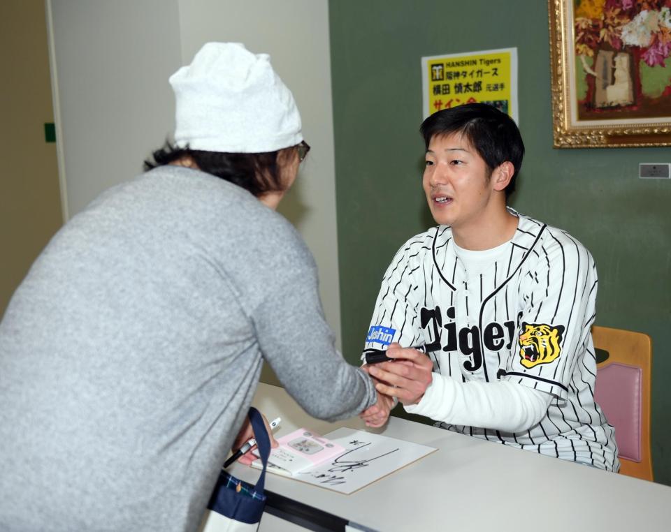 患者を激励する横田慎太郎氏＝大阪府内の病院