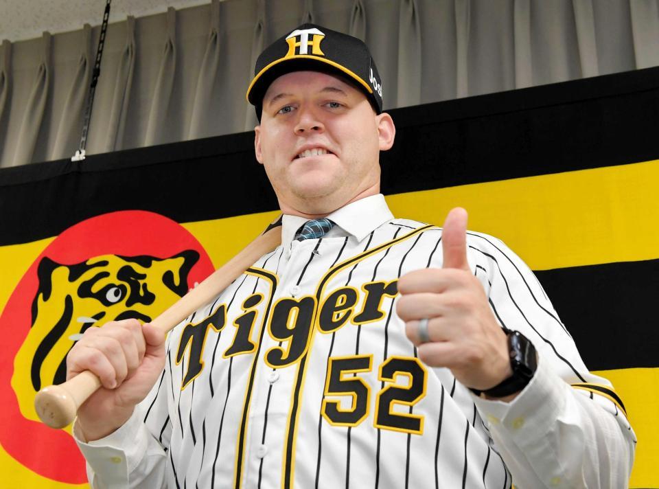 　バットを手にサムアップポーズを見せるサンズ