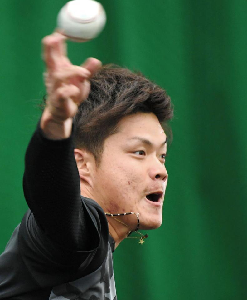 ブルペンで力投する守屋（撮影・飯室逸平）