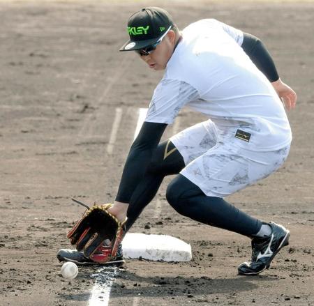 　三塁でノック受ける大山（撮影・田中太一）