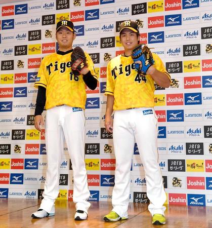 　「ウル虎イエローユニホーム」でポーズを決める西勇（左）と梅野