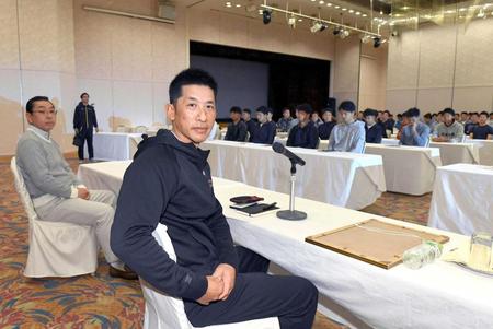 　全体ミーティングに臨む矢野監督（撮影・北村雅宏）