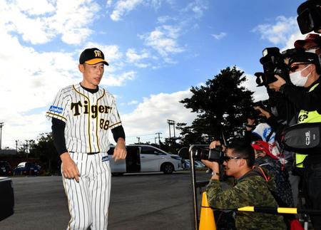 キャンプ初日、球場入りする阪神・矢野燿大監督＝宜野座（撮影・田中太一）