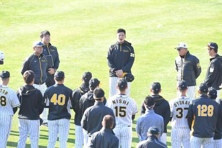 練習前の円陣で声出しする井上（中央）＝安芸（撮影・高部洋祐）