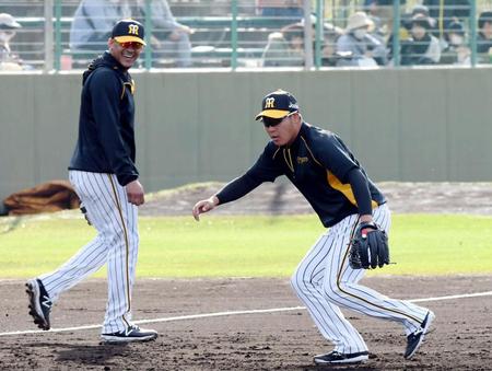 早出特守で三塁ノックを受ける阪神・大山悠輔（右）と阪神　ジェフリー・マルテ＝宜野座（撮影・田中太一）