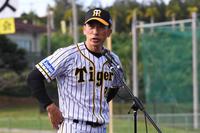 　歓迎セレモニーであいさつする矢野監督