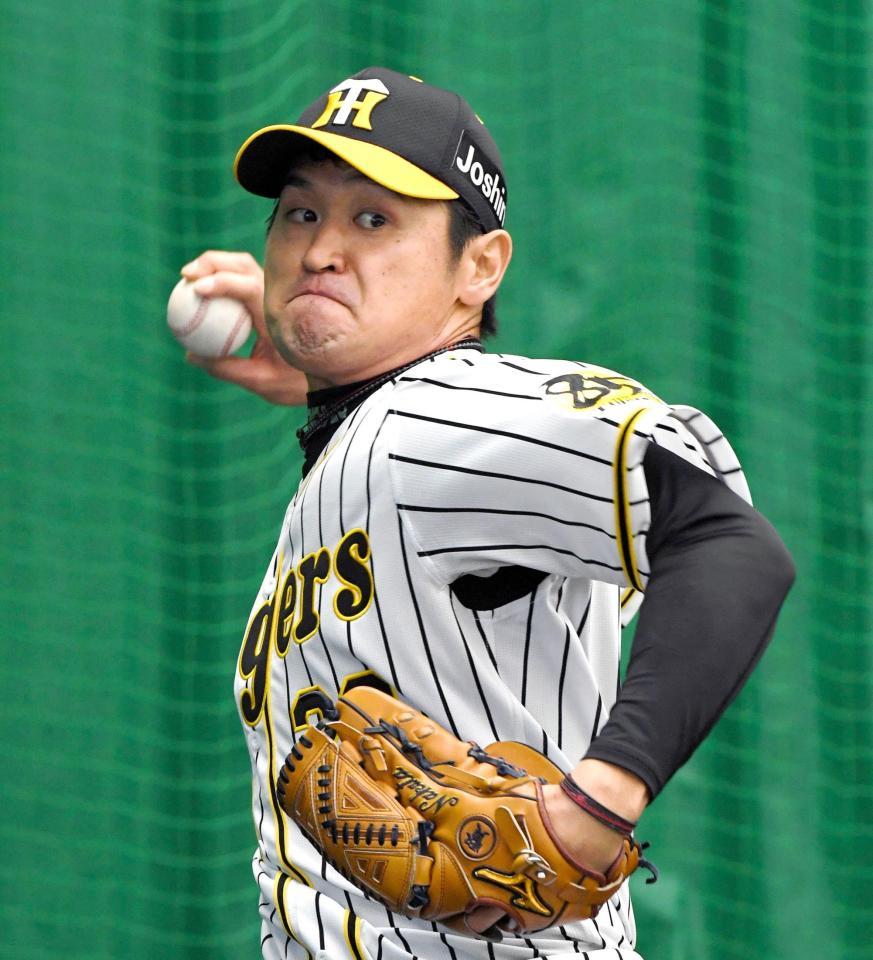 　ブルペンで投げ込む中田