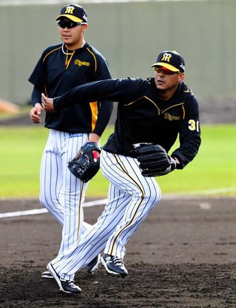 　大山（後方）らと早出特守で三塁の守備練習をするマルテ