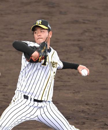 　打撃投手を務め、変化球を投げる高橋