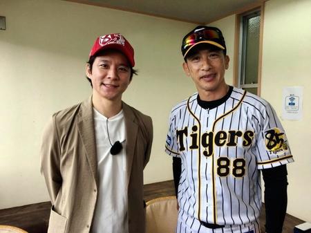 テレビ収録のため沖縄・宜野座村で行われている阪神キャンプを取材訪問し、矢野監督と記念撮影するアンジャッシュ渡部（写真はテレビ大阪提供）
