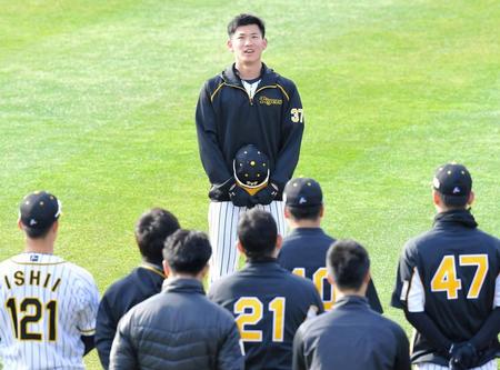 練習前の円陣で声出しする阪神・及川雅貴（中央）＝安芸（撮影・高部洋祐）